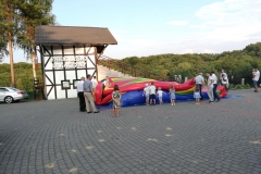 Dzieci nie umiały się doczekać dmuchanej zjeżdżalni