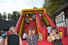 Mamy pilnowały swoje pociechy, a jeden z tatusiów zjeżdżał z synem