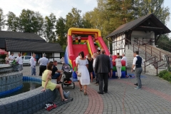 Starsi zazdrośnie patrzyli na zabawę dzieci