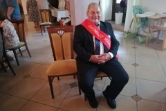 Senior rodziny tryska humorem