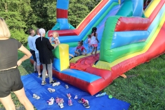 Najmłodsi bawili się na dmuchanej zjeżdżalni pod czujnym okiem rodziców